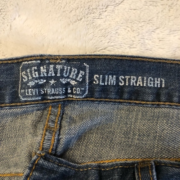 Signature Levi Strauss & Co. Slim Straight Superior Fit 2 small holes right knee - Picture 3 of 6